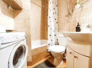 La salle de bains est pourvue de toilettes, d'un lavabo et d'un lave-linge. dans l'établissement Daszyńskiego 7 by Homeprime, à Cracovie