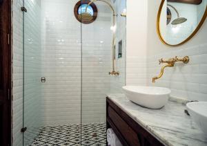 a bathroom with a sink and a glass shower at Hotel Casa Alcestre in Villa de Leyva
