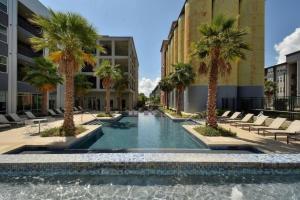 basen z palmami w budynku w obiekcie Relaxing Apartment Southtown w mieście San Antonio