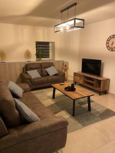 uma sala de estar com um sofá e uma mesa de centro em Gîte chez Salvatore Vresse em Vresse-sur-Semois