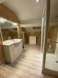 Koupelna v ubytování Gîte chez Salvatore Vresse + 34 fotografií
