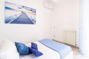 a bedroom with a painting of a pier at Maison Reginè in Sant'Agnello