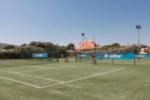 einen Tennisplatz mit zwei Tennisschlägern darauf in der Unterkunft Valtur Baia dei Pini in Budoni