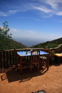 einen Tisch und Stühle auf einer Terrasse in der Unterkunft La Chusmita in Valverde