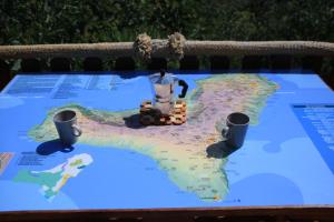 uma mesa com um mapa do mundo sobre ele em La Chusmita em Valverde