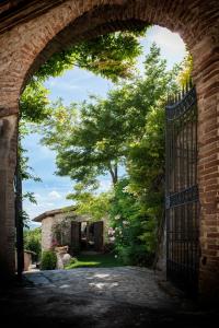 an archway leading into a garden with a gate at Casa Dei Lecci in Foligno
