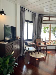 Un televizor și/sau centru de divertisment la Boon Heritage House Koh Samui