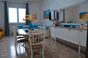 Кухня или мини-кухня в Viola del Mare - Porto Cesareo Apartment
