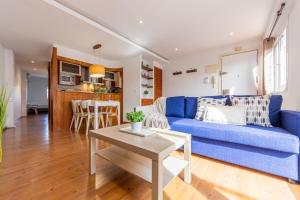 sala de estar con sofá azul y mesa en WOOOW!!! Àtic Cèntric amb Terrassa en Tarragona