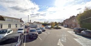um parque de estacionamento com um monte de carros estacionados nele em Hôtel - Restaurant "Histoire de Bistrot" em Isbergues