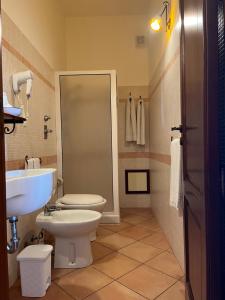サン・ヴィート・ロ・カーポにあるKalura B&Bのバスルーム(トイレ、洗面台付)