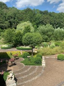 un giardino con sentiero in pietra in un parco di Pension Hühnermühle a Volkerode