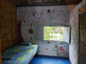 1 dormitorio con 1 cama en una habitación con ventana en Casa surf arrels, en Montañita