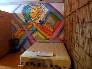 una habitación con una pintura en la pared en Casa surf arrels, en Montañita