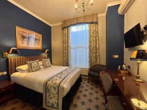 una camera d'albergo con letto e finestra di London Lodge Hotel a Londra