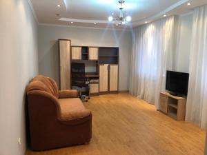a living room with a couch and a television at Villa Verde in Cricova