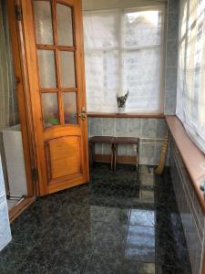 Zimmer mit einer Tür, einer Bank und einem Fenster in der Unterkunft Villa Verde in Cricova