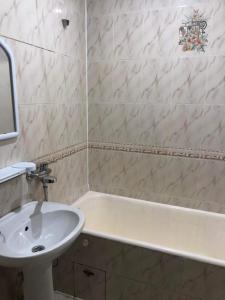 Cricova的住宿－Villa Verde，浴室设有盥洗盆和卫生间旁的浴缸。