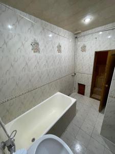 Baño blanco con bañera y lavamanos en Villa Verde, en Cricova