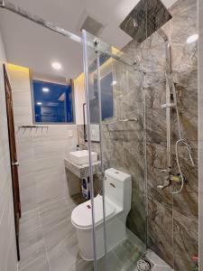 een badkamer met een toilet en een glazen douche bij Rivesride house Quận Phú Nhuận 3 in Ho Chi Minh-stad