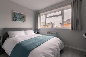 Un dormitorio con una cama grande y una ventana en Racecourse Revelation! Free parking en Newbury