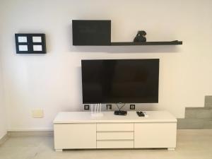 Televízia a/alebo spoločenská miestnosť v ubytovaní spazioso e incantevole, funzionale, Wi-Fi, AC, patio, piscina condivisa