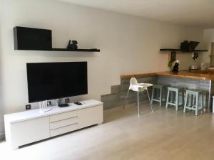 Kuchyňa alebo kuchynka v ubytovaní spazioso e incantevole, funzionale, Wi-Fi, AC, patio, piscina condivisa