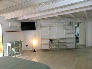 Posteľ alebo postele v izbe v ubytovaní spazioso e incantevole, funzionale, Wi-Fi, AC, patio, piscina condivisa