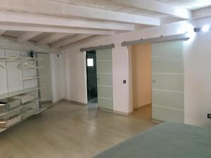 Posteľ alebo postele v izbe v ubytovaní spazioso e incantevole, funzionale, Wi-Fi, AC, patio, piscina condivisa