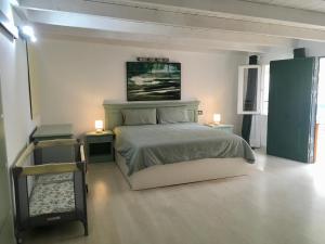 Posteľ alebo postele v izbe v ubytovaní spazioso e incantevole, funzionale, Wi-Fi, AC, patio, piscina condivisa