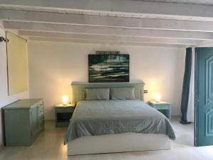Posteľ alebo postele v izbe v ubytovaní spazioso e incantevole, funzionale, Wi-Fi, AC, patio, piscina condivisa