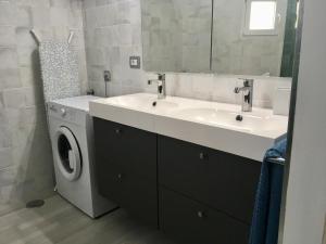 Kúpeľňa v ubytovaní spazioso e incantevole, funzionale, Wi-Fi, AC, patio, piscina condivisa