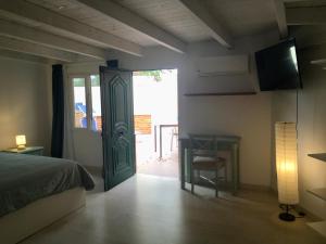 Posteľ alebo postele v izbe v ubytovaní spazioso e incantevole, funzionale, Wi-Fi, AC, patio, piscina condivisa