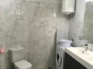 Kúpeľňa v ubytovaní spazioso e incantevole, funzionale, Wi-Fi, AC, patio, piscina condivisa