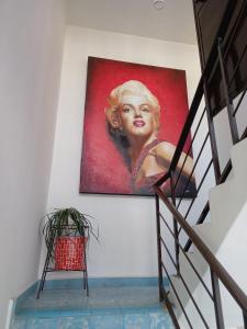 una pintura de una mujer en una pared al lado de una escalera en Casa El Colibrí CEC, en Tehuacán