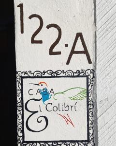 Una señal para un restaurante con un pájaro. en Casa El Colibrí CEC, en Tehuacán