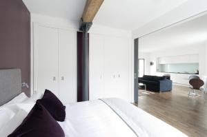 Tempat tidur dalam kamar di Destiny Scotland -The Malt House Apartments