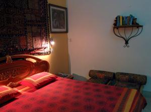 Delhi Bed and Breakfast tesisinde bir odada yatak veya yataklar