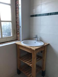 Un baño con lavabo y ventana. en Sainte-Suzanne gîte de LA FERME calme et tranquille, en Les Baux-de-Breteuil 15 fotos más