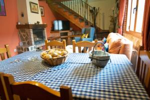 una mesa con un mantel azul y blanco a cuadros en El Refugio de la Esquina, en Mata de Quintanar