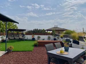 un pequeño patio trasero con una mesa y un jardín en טורקיז, en Sede Nehemia