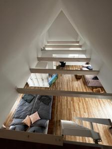 a loft room with stairs and a bed in it at Muggelhuus das Loft mit Elbdeichblick im Alten Land und mit Wallbox in Twielenfleth