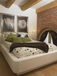 魁北克市的住宿－Loft au coeur du Vieux-Québec，一间卧室配有一张带砖砌壁炉的床