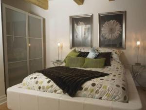 魁北克市的住宿－Loft au coeur du Vieux-Québec，一间卧室配有一张带绿色枕头的大床