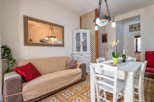 a living room with a couch and a table at Casa vacanze 100 metri dal mare in Alghero