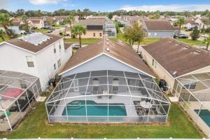 una vista aérea de una casa con piscina en Gorgeous Pool Home Near Disney - 2024 specials!, en Davenport