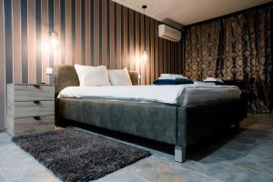 una camera da letto con un letto grande in una stanza di Mavie Apartment Boutique a Bucarest