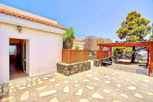 Cette maison blanche dispose d'une terrasse. dans l'établissement Casa Mira, Ruhiger Bungalow in Las Norias, à Los Llanos de Aridane