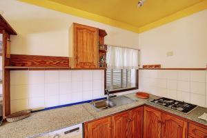 kuchnia z drewnianymi szafkami i zlewem w obiekcie Casa Mira, Ruhiger Bungalow in Las Norias w mieście Los Llanos de Aridane +6 zdjęć