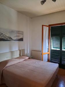 1 Schlafzimmer mit 2 Betten und einem Fenster in der Unterkunft Casa di Gian in Levanto